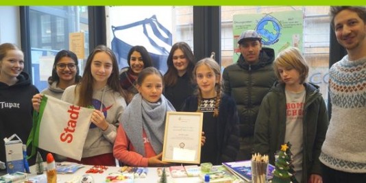 Junge Menschen stehen vor einer Wand. Es sind die Mitglieder des youpaN