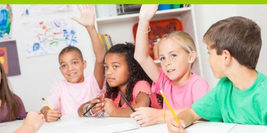 Kinder sitzen in der Schule und heben die Hände, um etwas zu sagen