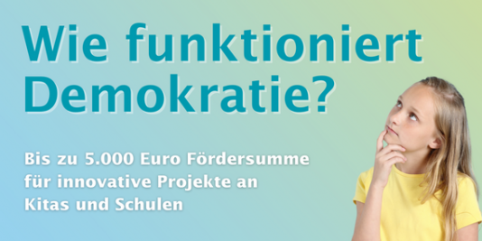 Kind schaut fragend zu der Schrift: Wie funktioniert Demokratie?