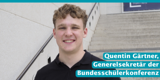 Ein junger Mensch steht auf Treppen und schaut in die Kamera. Dazu der Text: Quentin Gärtner, Generalsekretär der Bundesschülerkonferenz