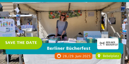 ein Mensch mit Sonnenbrille hinter einem Marktstand voll mit Infomaterial, dazu der Text: Save the date. Berliner Bücherfest. 28./29.06.2025, Bebelplatz