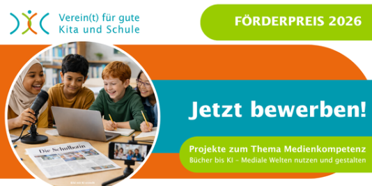 Zettel an einer Pinnwand. Im Fokus ein Zettel mit dem folgenden Text: Kita für Eltern