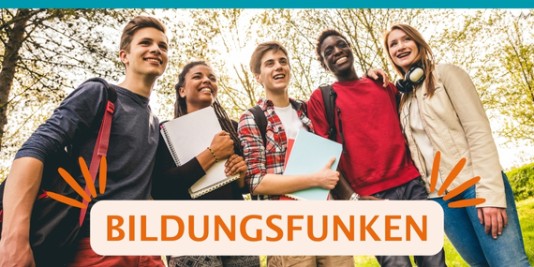 Vier junge Menschen stehen dicht nebeneinander mit Rucksäcken und Schulsachen, sie lächeln, im Hintergrund Bäume, darauf der Text: Bildungsfunken