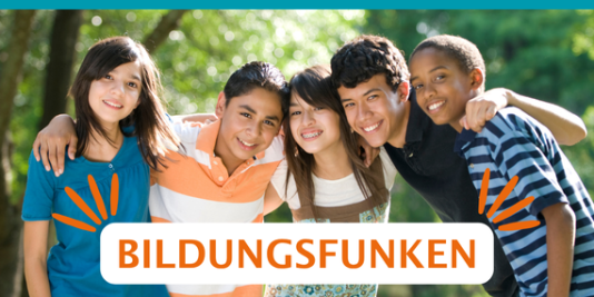 Fünf junge Menschen stehen dicht nebeneinander, sie lächeln, im Hintergrund Bäume, darauf der Text: Bildungsfunken
