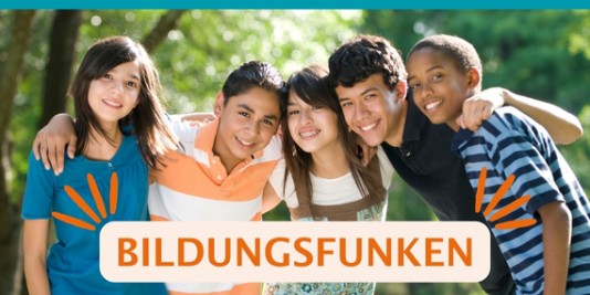 Fünf junge Menschen stehen dicht nebeneinander, sie lächeln, im Hintergrund Bäume, darauf der Text: Bildungsfunken