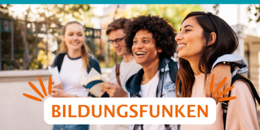 Vier junge Menschen stehen dicht nebeneinander mit Rucksäcken und Schulsachen, sie lächeln, im Hintergrund Bäume, darauf der Text: Bildungsfunken