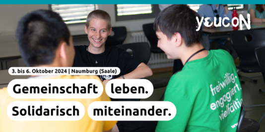 drei junge Menschen sitzen auf Stühlen und unterhalten sich, darauf der Text: 3. bis 6. Oktober 2024, Naumburg (Saale), Gemeinschaft leben. Solidarisch miteinander.