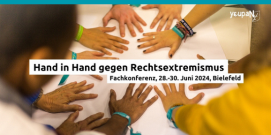 Hände von diversen Menschen im Kreis auf einem Tisch mit dem Text: Hand in Hand gegen Rechtsextremismus, Fachkonferenz youpaN, 28.-30. Juni 2024, Bielefeld