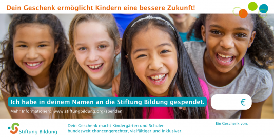 Lachende Mädchen auf Geschenkkarte