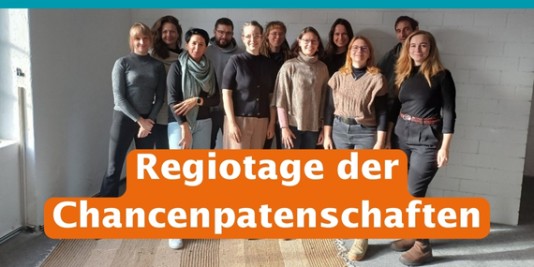 Eine Gruppe Menschen steht vor einer weißen Wand und schaut nett in die Kamera. Dazu der Schriftzug: Regiotage der Chancenpatenschaften