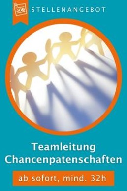 Eine Papiergirlande in Form von Menschen, die sich an den Händen halten steht auf weißem Grund und wirft einen Schatten. Dazu Text: Stellenangebot. Teamleitung Chancenpatenschaften, ab sodort, mindestens 32 Stunden.