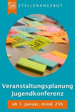 Bunte Klebezettel kleben auf einem Tisch, manche sind beschriftet. Text: Stellenangebot, Veranstaltungsplanung Jugendkonferenz, ab 1. Januar, mindestens 25 Stunden