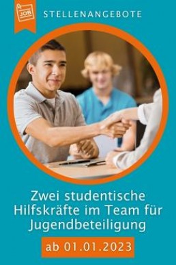 Ein junger Mann schüttelt die Hand einer Person, die nicht zu sehen ist.