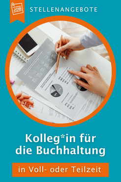 Papier liegt auf einem Tisch. Eine Hand hält einen Stift.