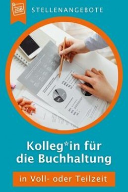 Ein schreibtisch mit aufgeklappten Laptop, Taschenrechner und Ordner. Eine Hand hält einen Kugelschreiber.