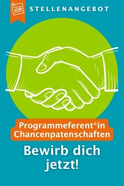 Eine weiße Grafik eines Händedrucks auf grünem Hintergrund. Dazu die Schrift: Stellenangebot. Programmreferent*in Chancenpatenschaften. Bewirb dich jetzt!