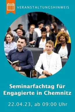 Eine Gruppe Menschen sitzt hintereinander aufgereiht auf Stühlen. Dazu der Text: Veranstaltungshinweis. Seminarfachtag für Engagierte in Chemnitz, 22.04.23, ab 9 Uhr.