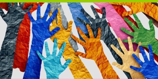 Verschiedenfarbige Hände aus Papier auf weißem Hintergrund