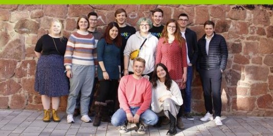 Junge Menschen stehen vor einer Wand. Es sind die Mitglieder des youpaN