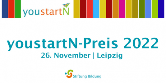 Blaue Schrift auf weißem Untergrund: youstartN-Preis 2022, 26. Novmeber, Leipzig