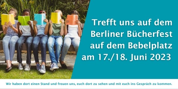 Kinder sitzen auf einer Bank und halten sich geöffnete Bücher vor die Gesichter. Dazu Text: Trefft uns auf dem Berliner Bücherfest auf dem Bebelplatz am 17. und 18. Juni 2023.