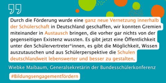 Grüne und organe Punkte, eine Grafik eines Anführungszeichens. Dazu ein Zitat als Text.
