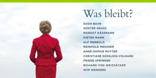 Eine blonde Frau mit Hochsteckfrisur in einem roten Kostüm ist von hinten zu sehen. Daneben steht: Was bleibt?