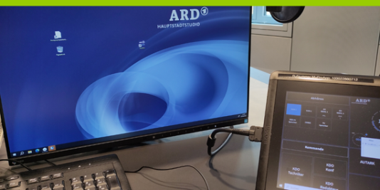 Ein Computer auf dessen Bildschirm das Logo des ARD Hauptstadtstudios zu sehen ist.