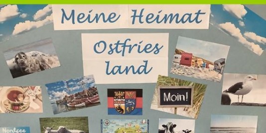 Eine Collage mit verschiedenen Motiven aus Ostfiresland, zum Beispiel eine Teetasse, eine Möwe und Standkörbe.