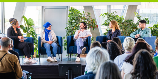 Podiumsdiskussion beim MsM-Aktionstag mit 5 Teilnehmenden aus dem Publikum heraus fotografiert.