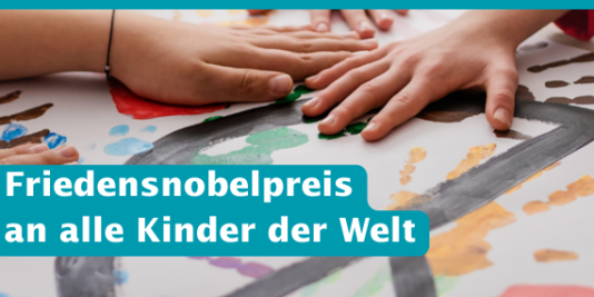 Kinderhände basteln an einem Friedenszeichen. Dazu der Text: Friedensnobelpreis an alle Kinder der Welt