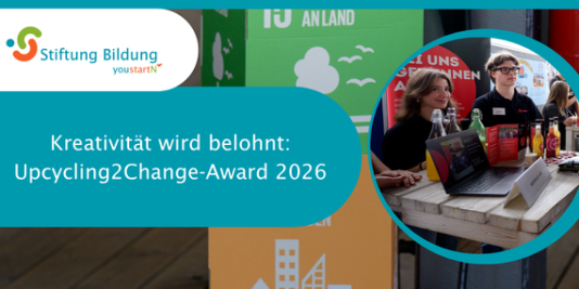 Zwei Jugendliche sitzen bei einer Messe an einem Tisch von einem Stand. Dazu der Text: Kreativität wird belohnt: Upcycling2Change-Award 2026.