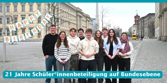 die Vertreter*innen des Generalsekretariats der Bundesschülerkonferenz, dazu der Text: Happy Birthday! 21 Jahre Schüler*innenbeteiligung auf Bundesebene