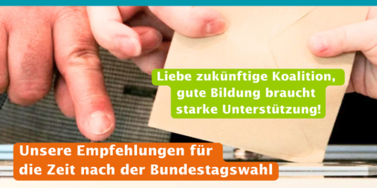 Zwei Hände werfen einen Briefumschlag in eine Wahlurne. Darauf die Schriftzüge: Liebe zukünftige Koalition, gute Bildung braucht starke Unterstützung! Unsere Empfehlungen für die Zeit nach der Bundestagswahl