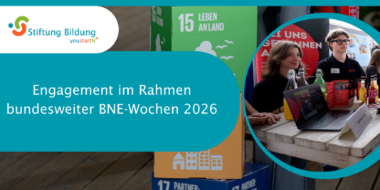 zwei junge Menschen stehen hinter einem Holztisch, darauf Getränke, ein Laptop, im Hintergrund Transparente. Dazu der Schriftzug: Stiftung Bildung. youstartN. Engagement im Rahmen bundesweiter BNE-Wochen 2026