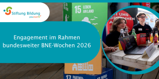 Zwei Jugendliche sitzen bei einer Messe an einem Tisch von einem Stand. Dazu der Text: Mitmachaktion im Rahmen bundesweiter BNE-Wochen 2026