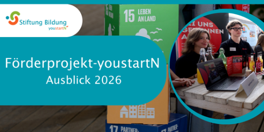 2 junge Menschen sitzen an einem Tisch und schauen neugierig andere Menschen an, die jedoch hinter der Kamera stehen und nicht zu sehen sind. Dazu der Schriftzug: Stiftung Bildung. youstartN. Förderprojekt-youstartN. Ausblick 2026.