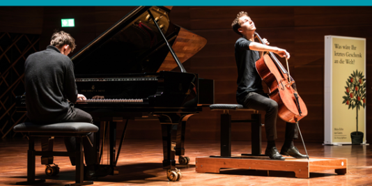 Text: Was wäre Ihr letztes Geschenk an die Welt? Wir sagen Danke für Ihre Erbschaftsspende! links daneben die Grafik eines kleinen Apfelbaums im Topf