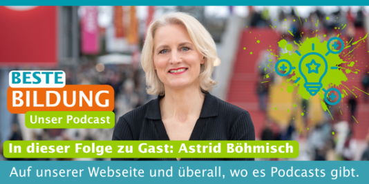 Eine Frau lächelt in die Kamera. Dazu der Text: Beste Bildung. Unser Podcast. In diese Folge zu Gast: Astrid Böhmisch. Auf unserer Webseite und überall, wo es Podcasts gibt.