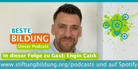 Ein Mann schaut in die Kamera. Dazu unser Podcastlogo und folgender Schriftzug: Beste Bildung. Unser Podcast. In dieser Folge zu Gast: Engin Çatık. www.stiftungbildung.org/podcasts und auf Spotify