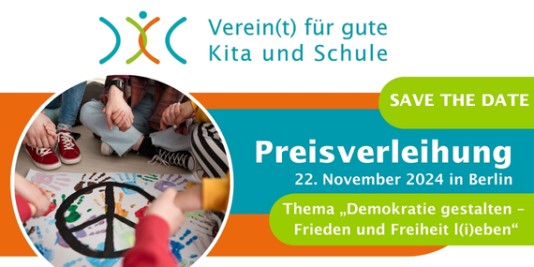 Menschen sitzen um ein buntes Tuch mit einem Friedenszeichen herum und halten sich an den Händen. Dazu der Schriftzug: SAVE THE DATE, Preisverleihung 22. November 2024 in Berlin, Thema „Demokratie gestalten - Frieden und Freiheit l(i)eben“
