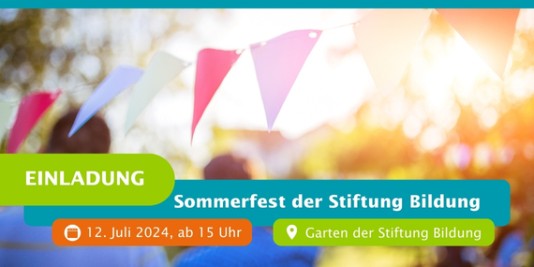 Bunte Wimpel hängen in den Bäumen an einem sonnigen Sommertag. Auf dem Bild die Aufschrift "SAVE THE DATE: Sommerfest der Stiftung Bildung. 12. Juli 2024, ab 15 Uhr. Im Garten der Stiftung Bildung."