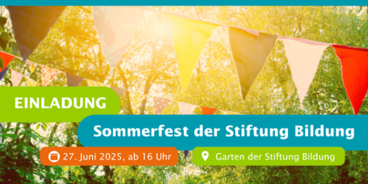Bunte Wimpel hängen draußen zwischen den Bäumen, die Sonne scheint. Dazu der Text: Einladung. Sommerfest der Stiftung Bildung. 27. Juni 2025, ab 16 Uhr. Garten der Stiftung Bildung.