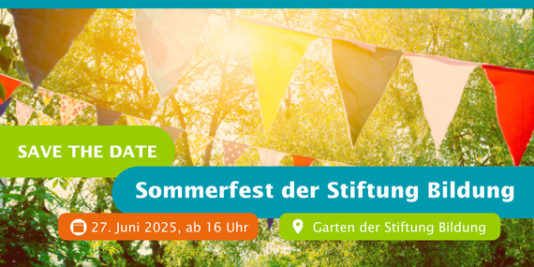 Bunte Wimpel hängen draußen zwischen den Bäumen, die Sonne scheint. Dazu der Text: Save the date. Sommerfest der Stiftung Bildung. 27. Juni 2025, ab 16 Uhr. Garten der Stiftung Bildung.