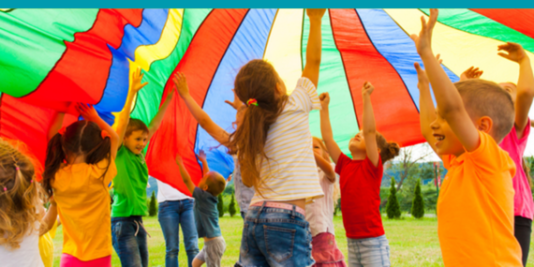 Eine Gruppe junger Menschen mit einem youpaN-Banner lächelt in die Kamera