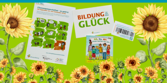 Ein Pixi-Buch zum Thema Vielfalt, Flyer und Postkarten zu unserer Arbeit für beste Bildung auf grünem Hintergrund. Dazu ganz viele Sonnenblumen.