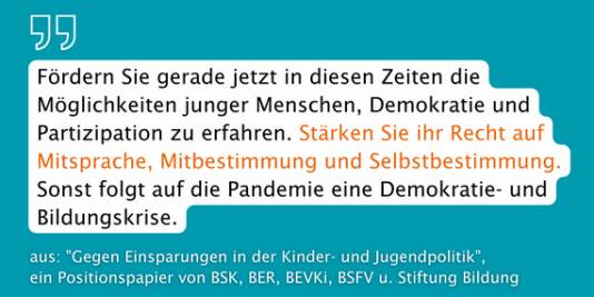 Zitat, dass Demokratie-und Bildungskrise folgt, wenn bei Kinder- und Jugendpolitik gespart wird.