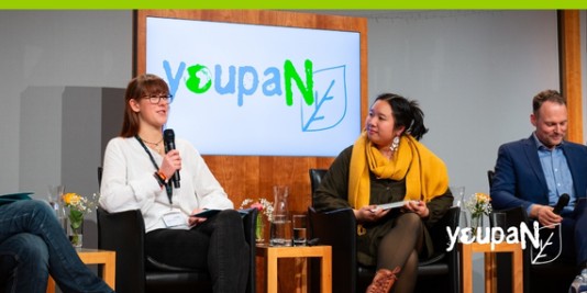 Dewina und My aus dem youpaN mit Kai Gehring, Vorsitzender Bildungsausschuss Deutscher Bundestag auf der Bühne des youpaN-Winterfests 2023