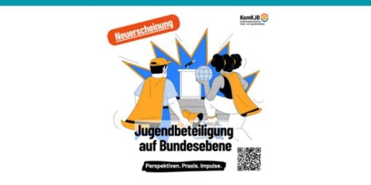 Eine Grafik von Menschen in Superheldenanzügen vor einem Rednerpult. Dazu der Schriftzug: Neuerscheinung. Jugendbeteiligung auf Bundesebene. Perspektiven. Praxis. Impulse.