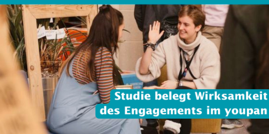 Zwei junge Menschen sitzen zusammen und geben sich einen High-Five, dazu der Text: Studie belegt Wirksamkeit des Engagements im youpan